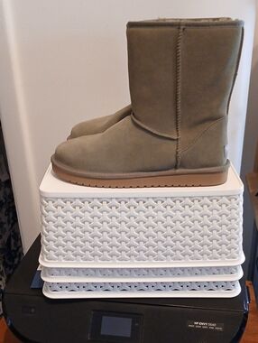 New Koolaburra By UGG'S Olive Shearling Short Boots with Tan Soles